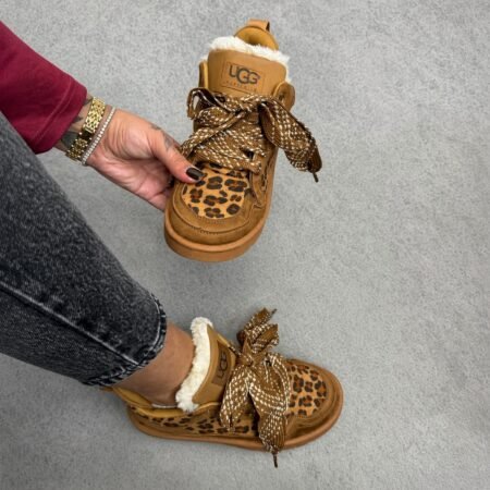 Brązowe sneakersy damskie w panterkę z futerkiem – na nodze