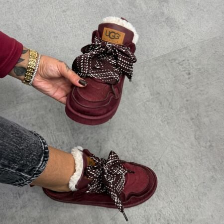 Bordowe sneakersy damskie z futerkiem – na nodze